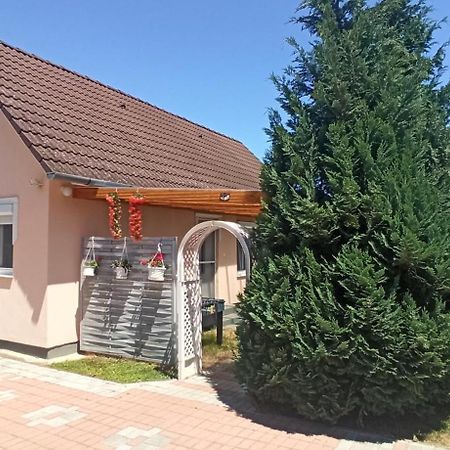 Önálló, klimatizált, medencés nyaraló a Balatonnál! Kőröshegy Kültér fotó