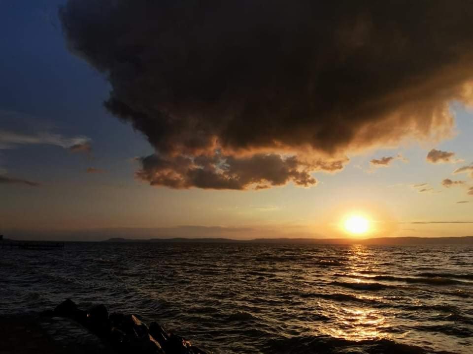 Önálló, klimatizált, medencés nyaraló a Balatonnál! Kőröshegy Kültér fotó