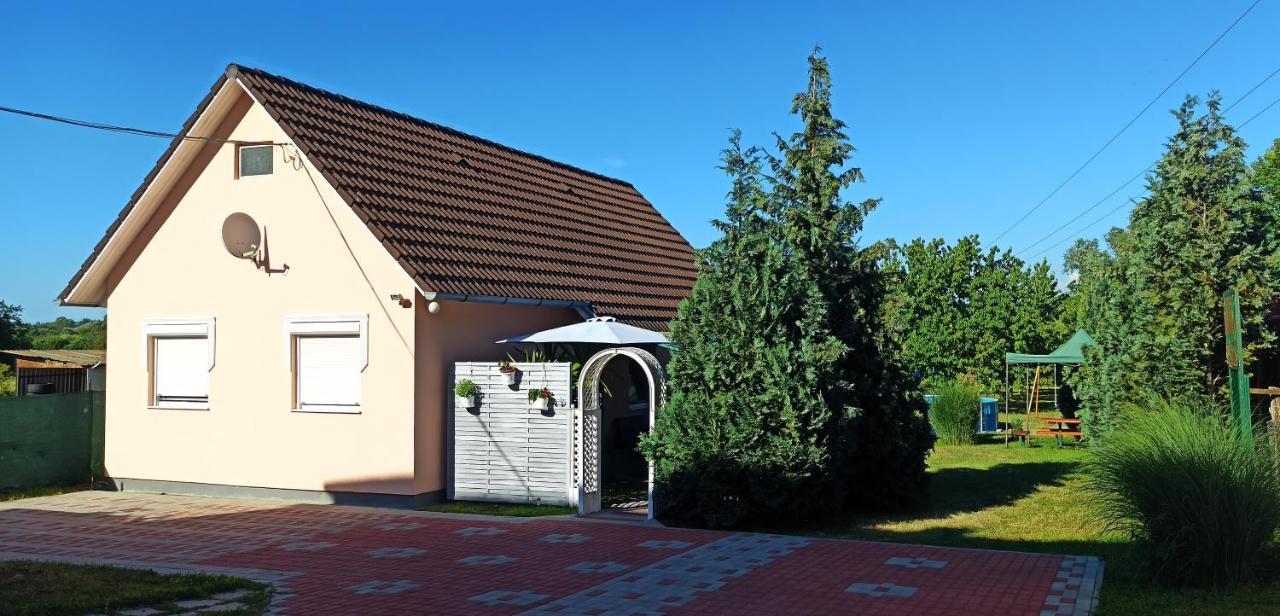 Önálló, klimatizált, medencés nyaraló a Balatonnál! Kőröshegy Kültér fotó